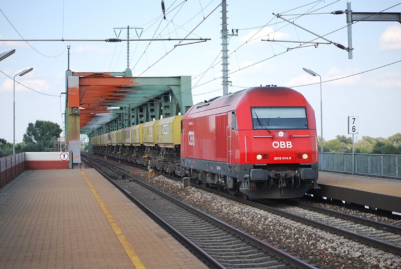 2016 014 samt Abrumzug von Stadlau kommend bei der Durchfahrt in Wien Praterkai (27.8.2008) 