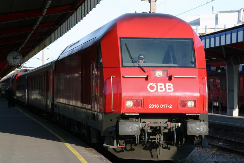 2016 017-2 wartet mit einem SPR am Wiener Sdbahnhof auf die Abfahrt nach Oberwart. (9.2.2006)