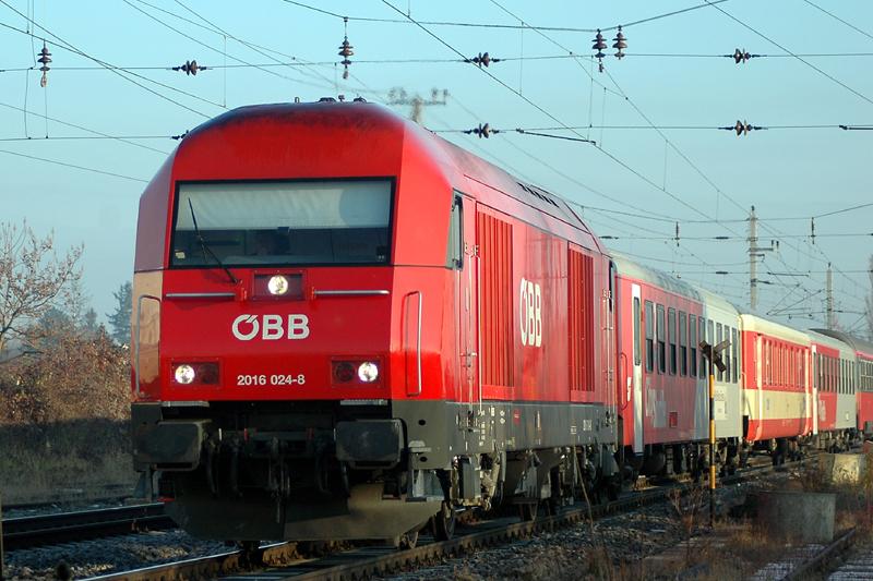 2016 024 am 4.12.2005 kurz vor der Durchfahrt in Atzgersdorf Mauer mit dem SPR 2703 (Wien-Graz ber die Wechselstrecke)