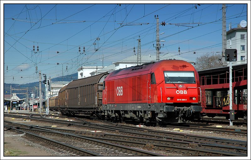 2016 026 bei der Ausfahrt mit ihrem Gterzug aus dem Grazer Hauptbahnhof am 3.3.2008.
