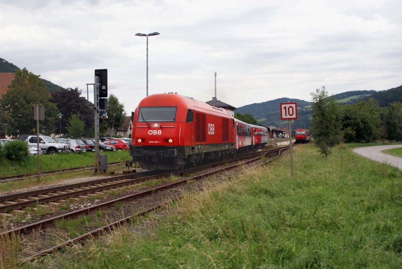 2016 027 mit REX2789 hat am 02.09.2009 die Zugkreuzung in Edlitz-Grimmenstein abgewartet und macht sich nun wieder auf die Fahrt nach Oberwart.