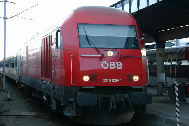 2016 029-7 nach der Ankunft aus Bratislava auf der Ostseite des Wiener S�dbahnhof. (9.2.2006)