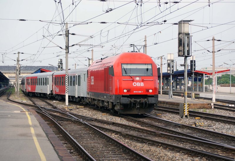 2016 032 fhrt von Bahnsteig 18 mit REX2715 nach Frstenfeld ab. Die Abfahrt verzgerte sich um ein paar Minuten, da die Lok vor dem defekten Steuerwagen gekuppelt werden musste. Wien Sdbahnhof, 23.04.2009 