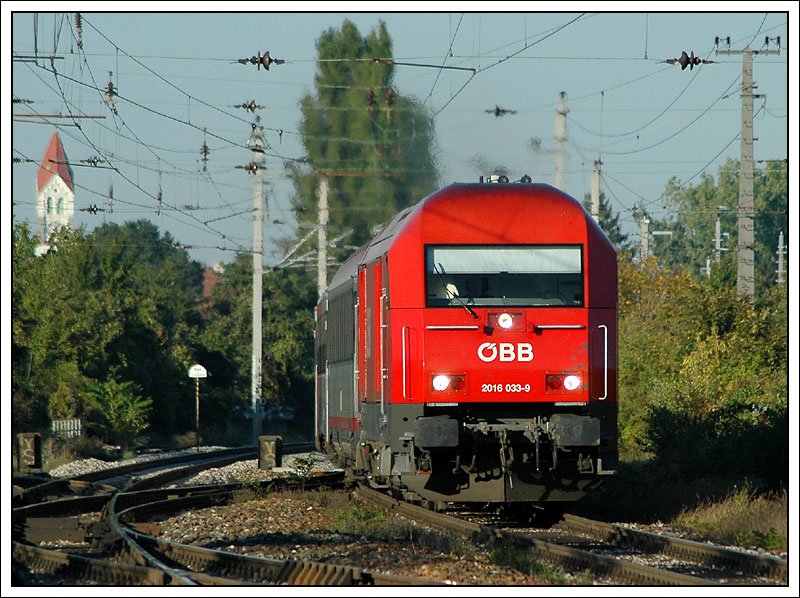 2016 033 mit dem REX 2795  Bucklige Welt  von Wien Sdbahnhof nach Oberwart am 30.9.2007 kurz vor der Durchfahrt der S-Bahnstation Wien Atzgersdorf-Mauer. 