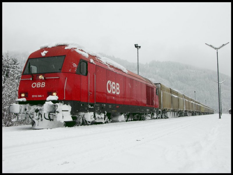 2016-046 mit Hackschnitzel-Ganzzug und genug Schnee in Pls am 28.01.2009 um 12:00 Uhr.