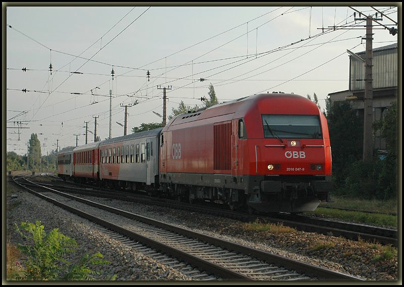 2016 047 am 17.9.2006 als SPR 2703  Bad Blumau Express  von Wien Sd nach Graz kurz vor der Durchfahrt der S-Bahnstation Wien Atzgersdorf-Mauer.