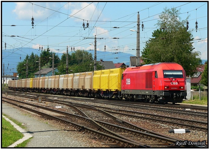 2016 049 fhrt mit dem leeren Hackschnitzelzug aus Pls in den Bahnhof Zeltweg ein. 21.06.2008