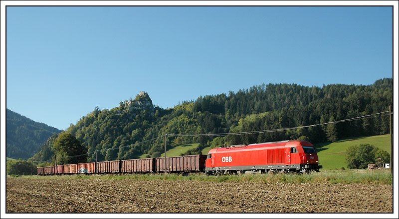 2016 051 am 13.9.2007 mit einem G�terz�g von Bad. St. Leonhard nach Zeltweg unterwegs. Die Aufnahme entstand kurz vor Wei�kirchen. Tom kann sicher dar�ber Auskunft geben, wie die kleine Ruine im Hintergrund hei�t.

