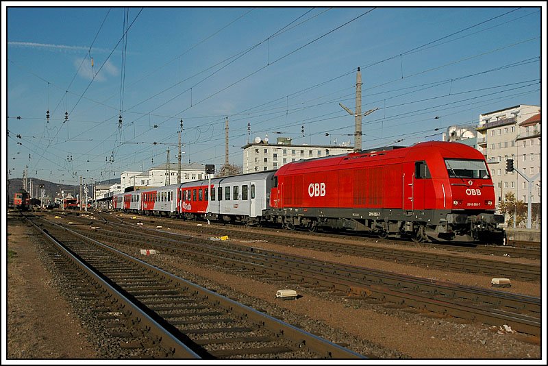 2016 053 bespannte am 24.11.2006 den R 4712 von Graz nach Jennersdorf. Die Aufnahme entstand bei der Ausfahrt aus dem Grazer Hauptbahnhof.