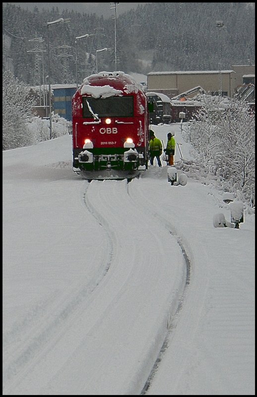2016-053 und genug Schnee im Bahnhof Pls am 28.01.2009 um 09:00 Uhr.