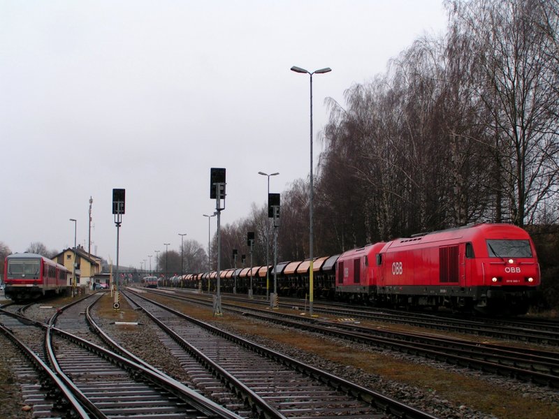 2016 061-1 u. 067-7 stehen mit GZ68807, welcher u.a. aus den Leerwagen von SLAG91139 gebildet wurde, am Bhf. Ried i.I. zur Abfahrt bereit;
928 626 wird in Krze als ER5991 bereitgestellt werden; 090325