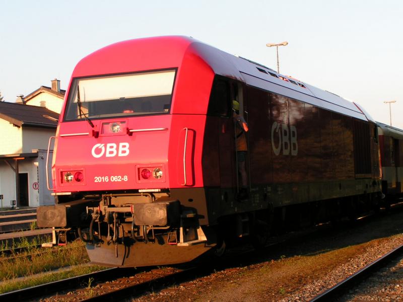 2016 062-8 in der Abendsonne des 5.Aug. 2005 am Bhf. RIED 
(mit Verschieber am Fhrerstandeingang)