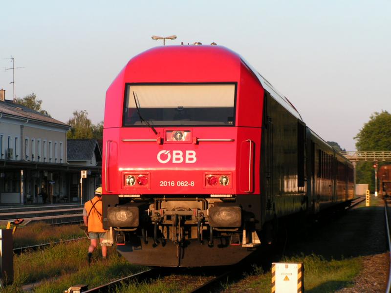 2016 062-8 glnzt in der Abendsonne des 5.August 2005 am Rieder Bahnhof