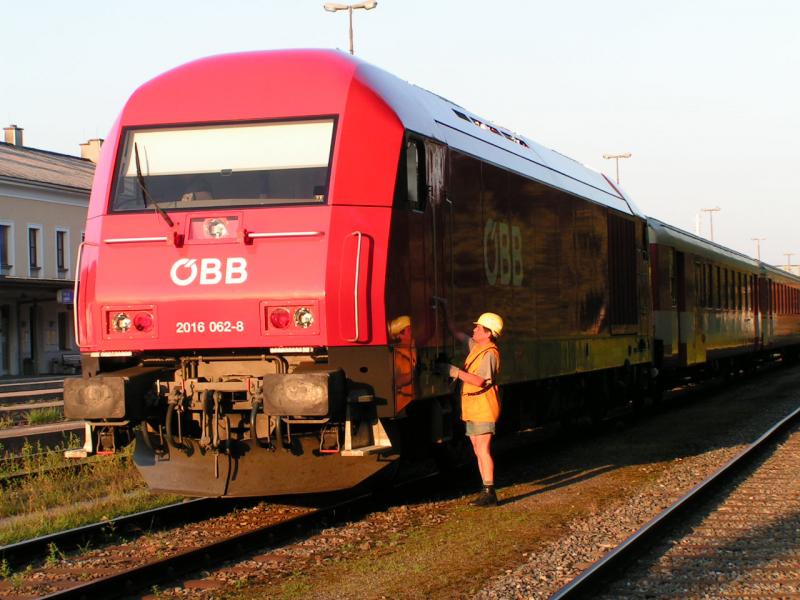 2016 062-8 mit Verschieber am Bhf. Ried i.I. in der Abendsonne (2005-08-05)

