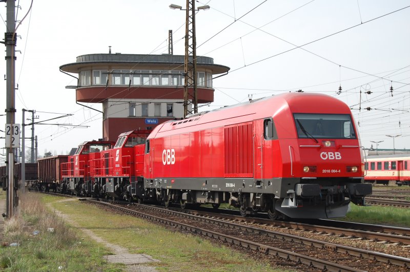 2016 064 + 2x 2070 fahren am 31.03.2007 mit einem Gterzug in Wels durch. Die Bespannung dieses Zuges mit 1x Hercules + 2x Hector ist planmssig, die Reihenfolge der Loks ist jedoch unterschiedlich. 