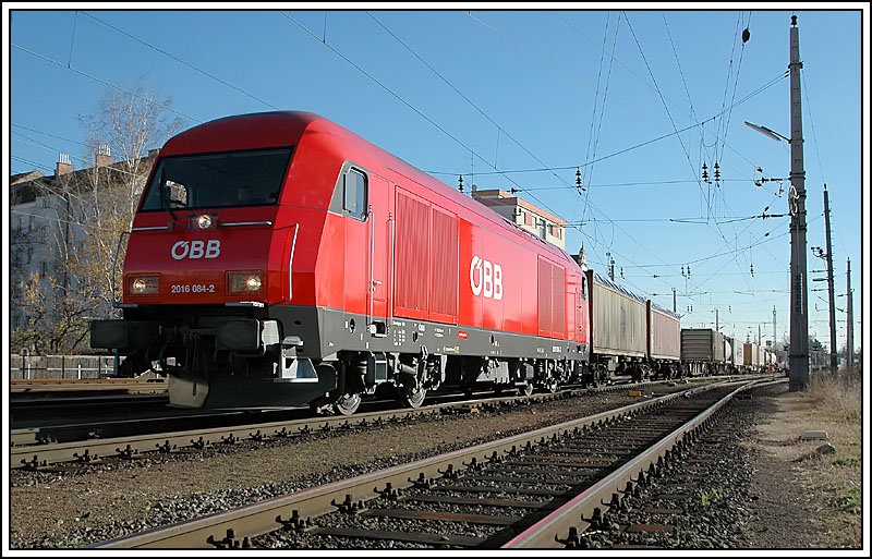 2016 064 mit einem Containerzug bei der Durchfahrt des Grazer Hauptbahnhofes am 23.11.2006.