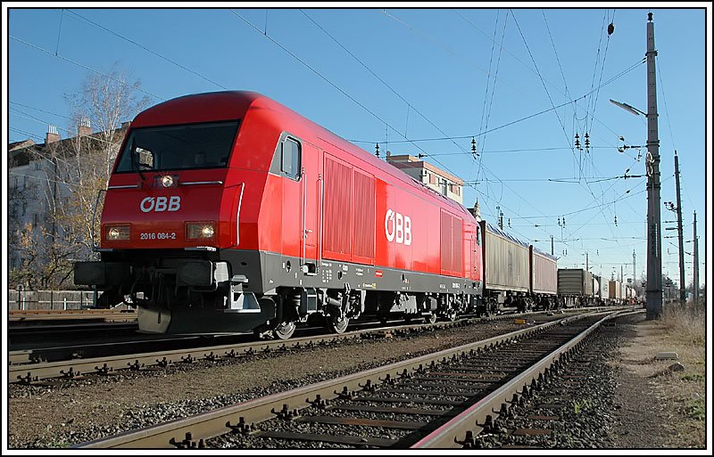 2016 064 mit einem Containerzug bei der Durchfahrt des Grazer Hauptbahnhofes am 23.11.2006.