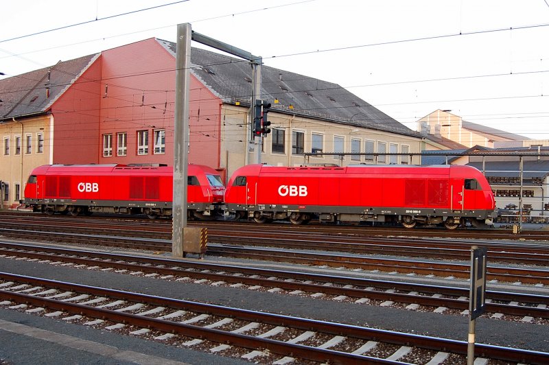 2016 065-1 und 2016 066-9 machen sich in gemeinsamer  Hercules -Formation auf den Weg zu Voest, um dort ihren nchsten Transportauftrag zu bewltigen.