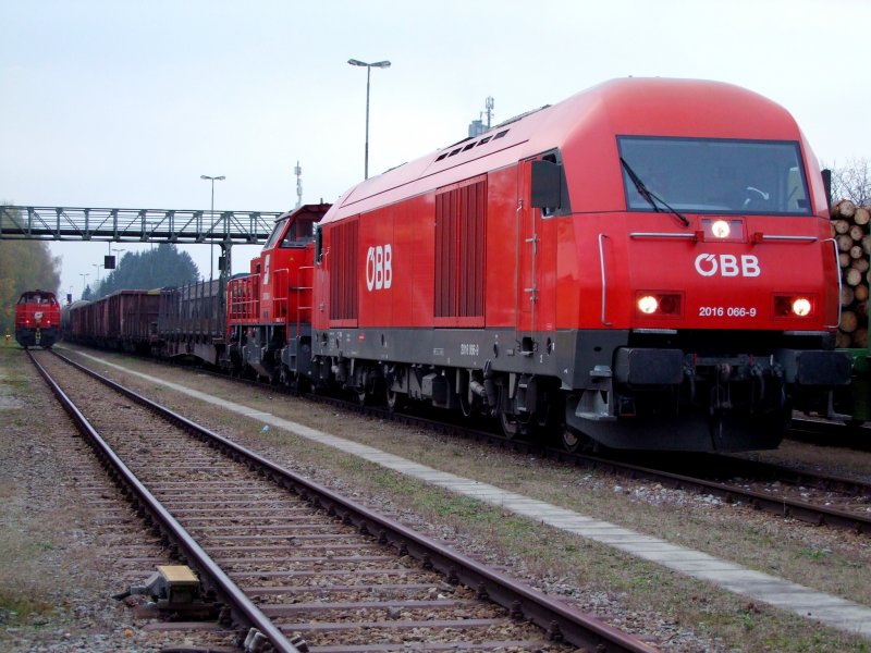2016 066-9 wurde vor 2070 008-4 gekuppelt, und wird beim Abtransport des G68807 (64Ax) helfen, im Hintergrund 2070 030-8; Bhf. Ried i.I. 081024
