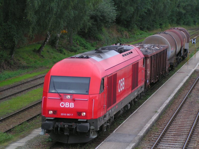 2016 067-7 steht mit einem kurzen GZ am Bhf. RIED i.I. zur Abfahrt bereit; 070905