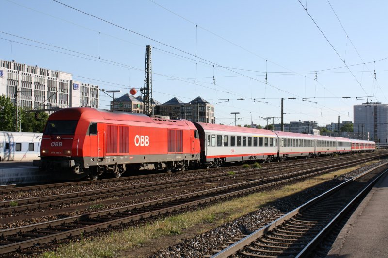2016 068-5 der BB fhrt planmig mit einem D-Zug von Mnchen nach Linz. Die 3 Regio-Wagen der SOBB nimmt sie bis Mhldorf mit. Hier steht sie in Mnchen-Ostbahnhof am 07.05.09 zur Abfahrt bereit.