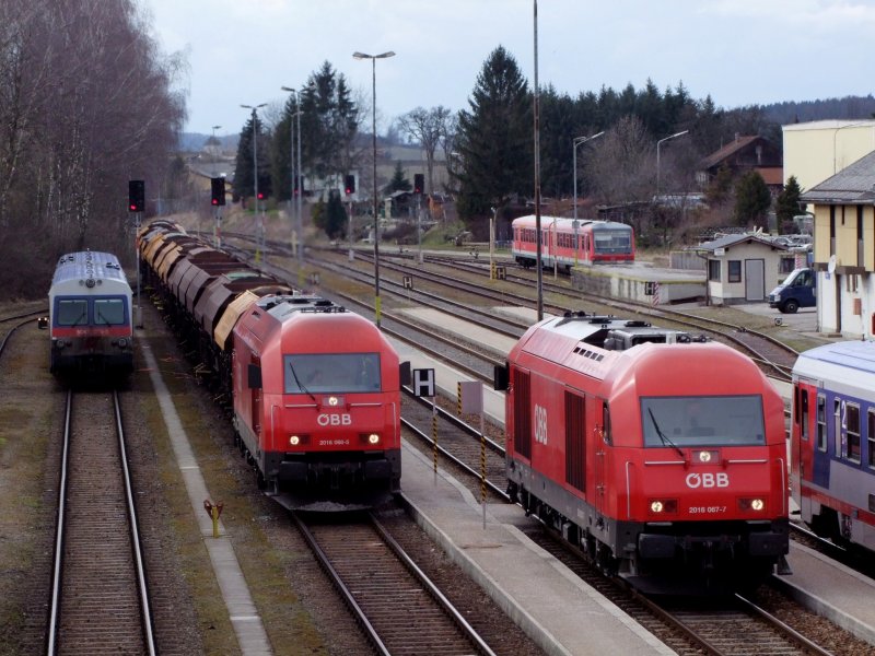 2016 068-5 zieht SGAG91134  mit +50'in den Bhf. Ried i.I., und wird dann ca. 1 1/2Std. auf Lokfhrerablser warten; 090327