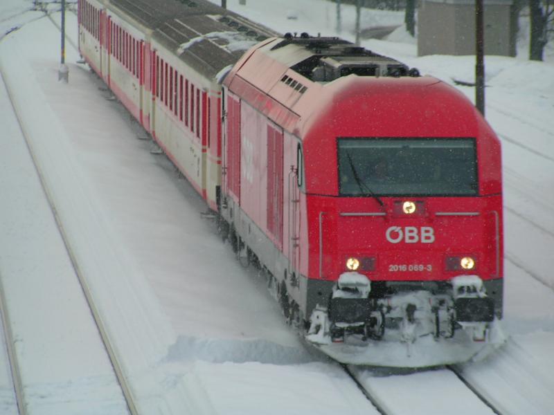 2016 069-3 erreicht als R5990 den Bhf. Ried i.I. (2006-03-06)