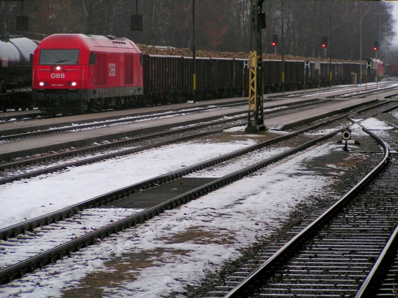 2016 069-3 ist soeben mit dem 72achsigem Rbenzug GAG59035 am Bhf. Ried i.I. eingefahren; 081219