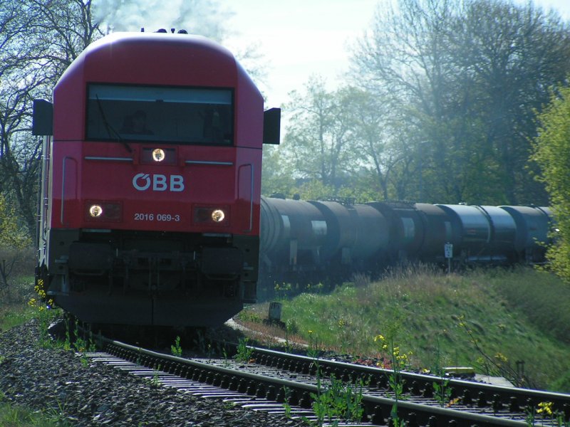 2016 069-3 zieht Gz68807 Richtung Wels, 
Ausfahrt Bhf. RIED i.I. 070416 