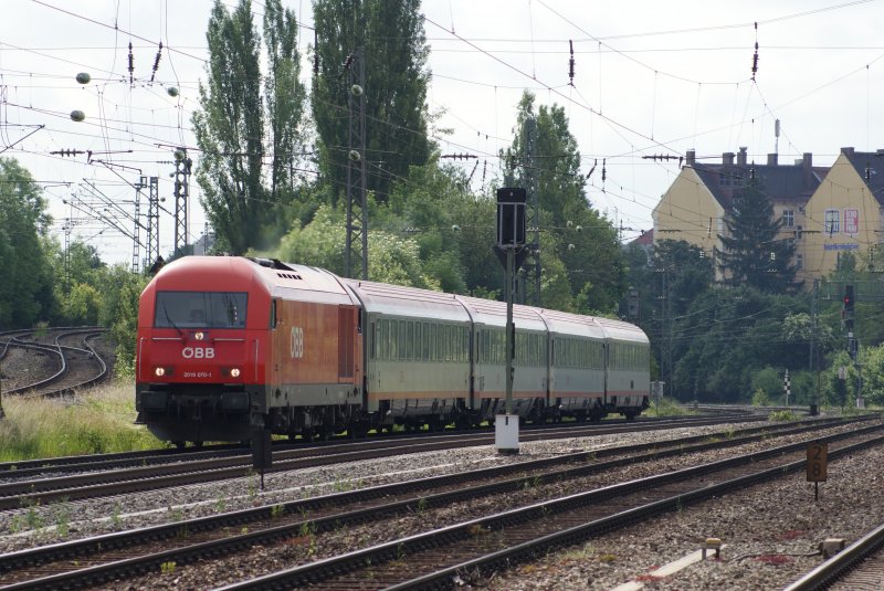2016 070-1 mit einem RE in Mnchen Heimeranplatz am 30.05.09