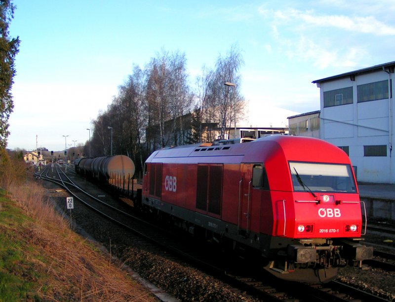 2016 070-1 mu anlsslich der Streckensperre zwischen Ried u. Neumarkt/Kallh. mit G68807 eine Umleitung ber Schrding fahren;090318