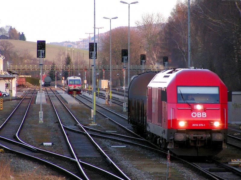 2016 070-1 schlngelt sich mit GZ68807 ber die Weichen bei der westlichen Bahnhofsausfahrt von Ried i.I.; 090318