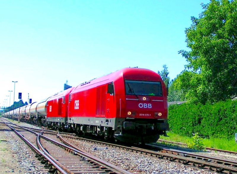 2016 070-1 zieht mit einer  Schwester  den Leergaskesselwagenzug SLGAG46681(36Wagen,1200To,580mtr)durch den Bhf. RIED i.I. 070714