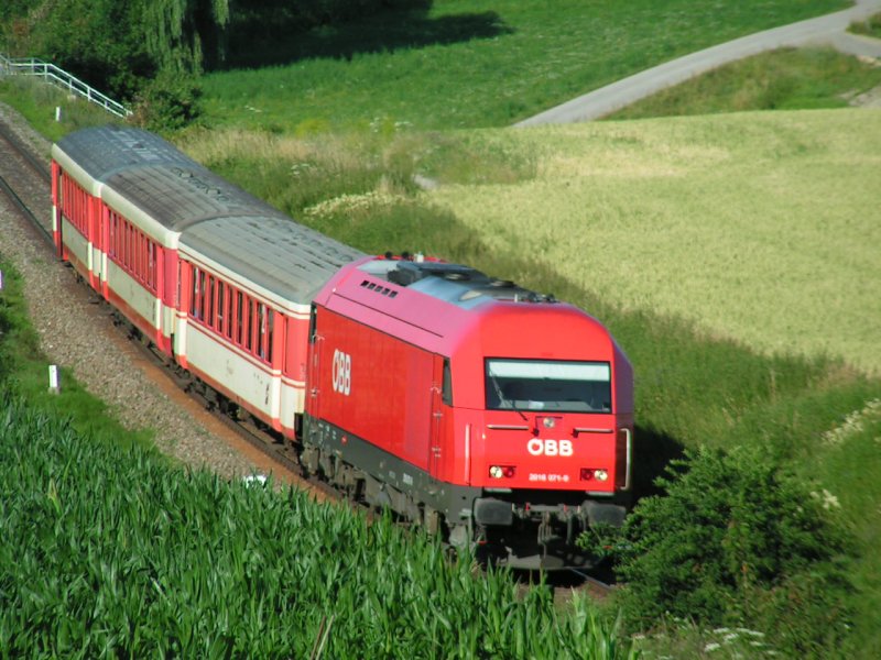 2016 071-9 inmitten von Feldern mit E5980 Richtung Ried i.I. 2006-07-17