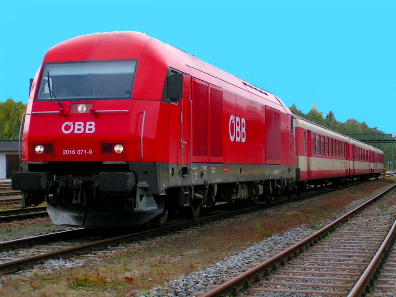 2016 071-9 ist mit R 5989 unterwegs; 070928