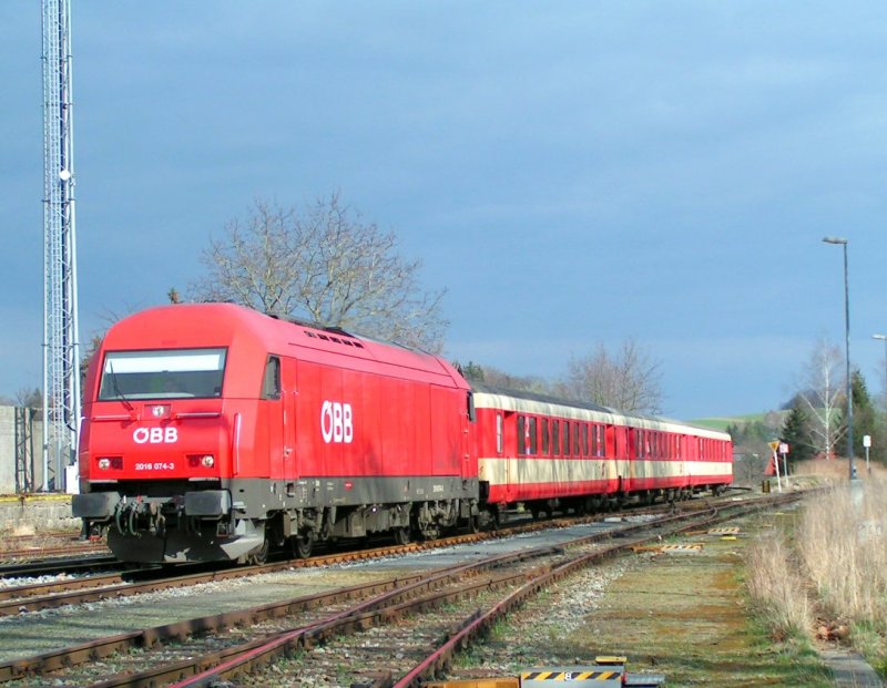 2016 074-3 fhrt mit R 5974 am Bhf. RIED i.I. ein   070309