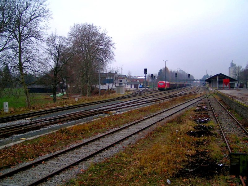 2016 075-3 verlsst mit einem Rbenzug (19 Ea*) den Bhf. RIED i.I.; 071123