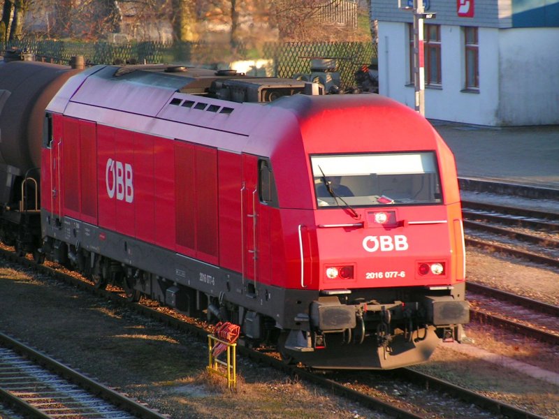 2016 077-6 karrt einen 64Ax-Gterzug heran, und fhrt nach erfolgtem abkuppeln sogleich als Lokzug nach Braunau am Inn weiter.  
Bhf. RIED i.I. 061227