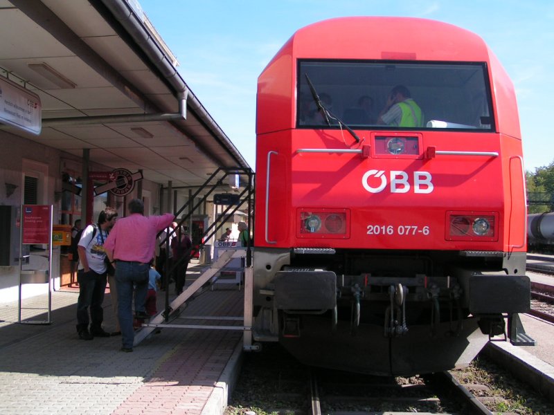 2016 077-6 konnte sich dem Andrang zur  Fhrerstandsbesichtung  anlsslich der Railshow-RIED i.I. kaum erwehren; 070922