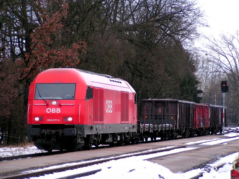 2016 077-6 steht mit Verschubgterzug 78871-78872 im Bahnhof St.Martin/Innkreis; 090224 