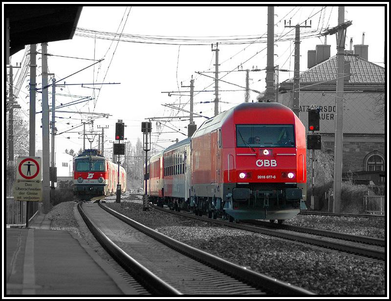 2016 077 am 1.4.2006 auf dem Weg mit einem Regionalzug Richtung Wr. Neustadt bei der Durchfahrt in der S-Bahnstation Atzgersdorf-Mauer. In die Gegenrichtung schiebt 1142 668 eine Doppelstockgarnitur Richtung Wien. Lokomotiven der Reihe 1X42 werden nur mehr sehr selten fr diese Leistungen herangezogen. Im Normalfall wird dafr eine TFZ der Reihe 1X16 verwendet.