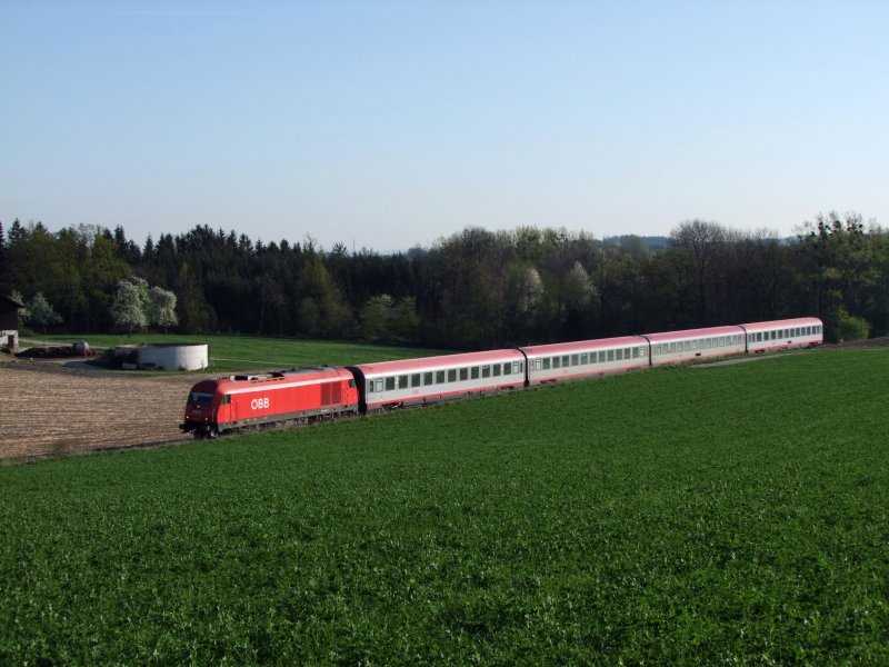 2016 078-4 ist zwischen Peterskirchen u. Ried mit  D966 unterwegs; 090419