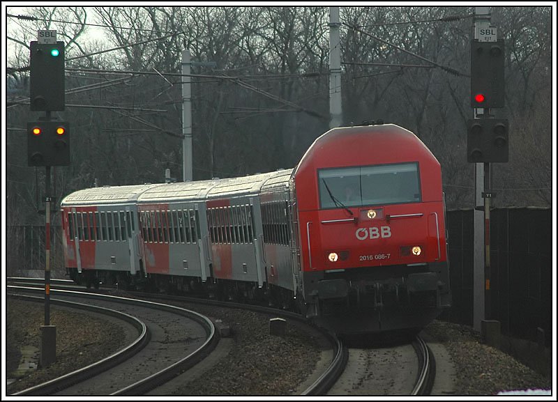 2016 086 mit dem RegionalExpress REX 2526 von Wien Sdbahnhof (Bstg. 01-09) ber Marchegg nach Bratislava hl.st. am 28.1.2007 bei der Durchfahrt der Haltestelle Wien-Praterkai.