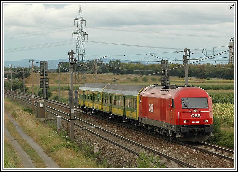 2016 092 bespannte am 4.8.2006 den Euregio ER 2864 von Sopron nach Wien. Am Foto befindet sich der Zug kurz der Durchfahrt in Wampersdorf.