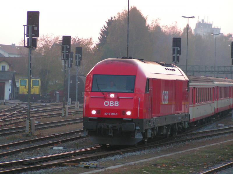2016 093-3 als R5979 bei der Ausfahrt Bhf. Ried i.I. im heranziehenden  Halloween-Abendnebel  (2005-10-31)