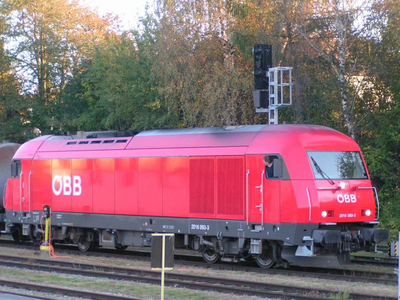 2016 093-3 bei der Abfahrt mit Gterzug  Bhf. RIED i.I. 2005-10-17