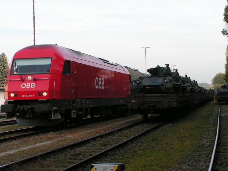 2016 093-3 neben dem  Schtzenpanzer-Ganzzug  
Bhf. RIED i.I. 2005-10-19