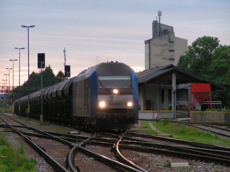 2016 903-3 durchfhrt mit  ihrem Kokszug  den Bhf. RIED i.I. 2006-06-30