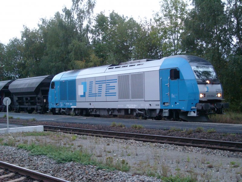 2016 904-1 der LTE mit Ganzzug aus Selbstentladewagen am Abend des 4.9.07 in Alt�tting