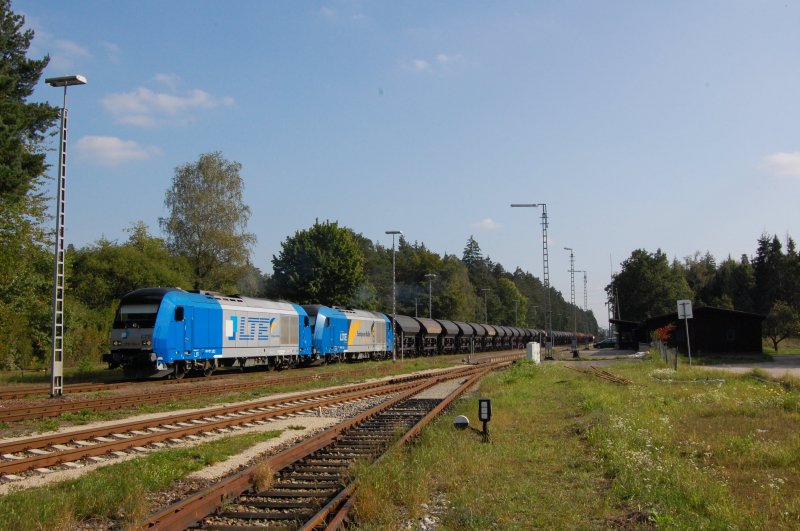 2016 904 und 2016 903 mit DGS91089 mit dem Petrolkokszug am 19.09.2008 bei der Ausfahrt aus Kastl(Obb)